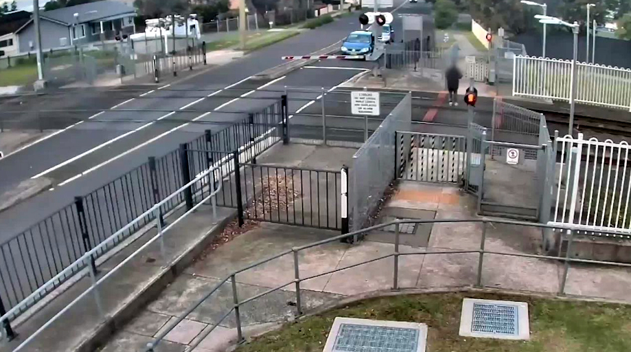 Shocking footage reveals near misses on railway level crossings at Woonona, Bellambi and Corrimal