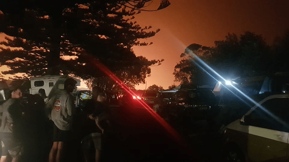 Bulli crew take shelter as catastrophic bushfires halt iconic surf boat&nbsp;race