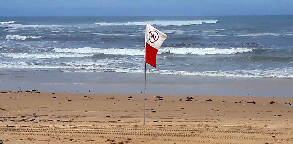 Wild weather closes northern&nbsp;beaches