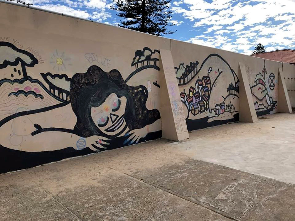 Council quickly covers ‘Chloe by the Beach’ on Thirroul’s ‘Great&nbsp;Wall’