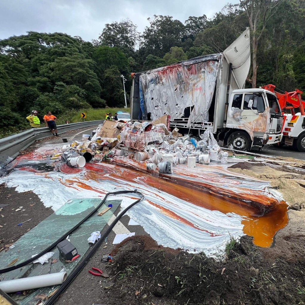 Truck spills 1,000 litres of paint onto Bulli&nbsp;Pass
