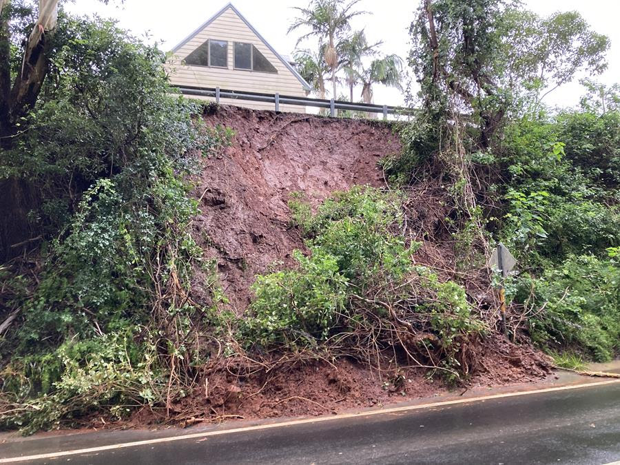 Landslip repair work finished early on Lawrence Hargrave&nbsp;Drive